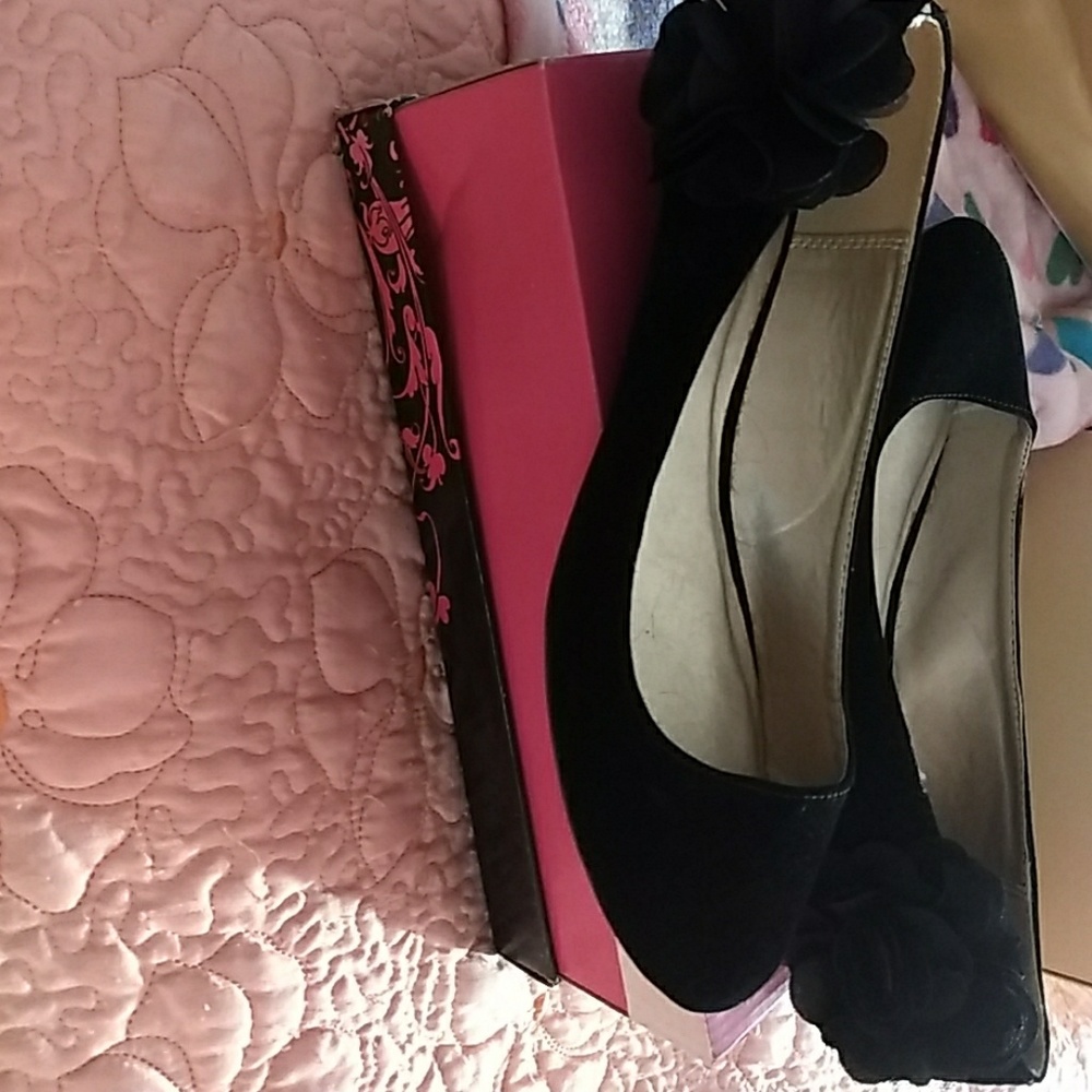 Black flat shoes with bow on side